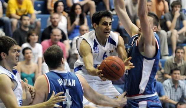 Zagreb, 260509. Kosarkaska dvorana Drazen Petrovic. A-1 liga za prvaka, prva utakmica finala doigravanja izmedju Cibone i Zadra. Na slici igrac KK Zadra Rok Stipcevic u prodoru prema kosu  Foto: Sime Sokota / CROPIX