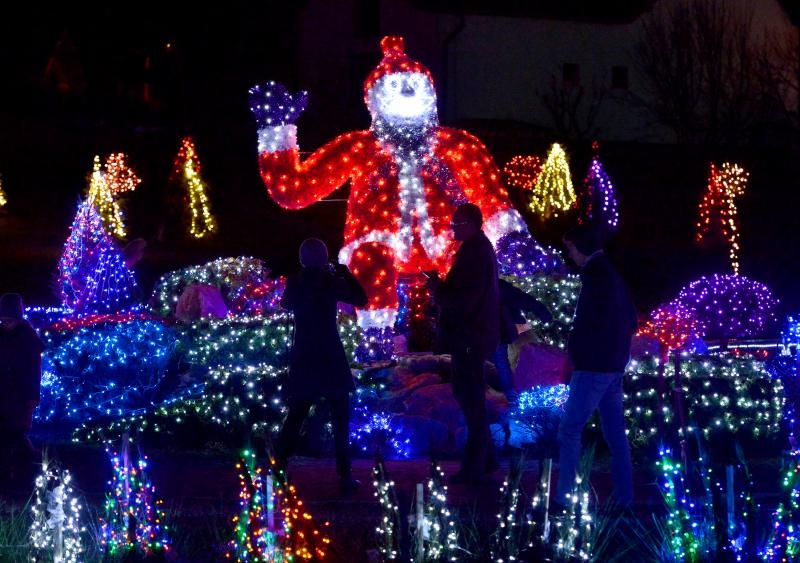 24.12.2014., Cazma, Grabovnica – Obitelj Salaj svoje imanje ukrasila je s milijun i petsto tisuca lampica povodom Bozicnih i Noogodisnjih blagdana. Bozicnu pricu svake godine posjecuju mnogobrojni turisti. Photo: Marko Prpic/PIXSELL