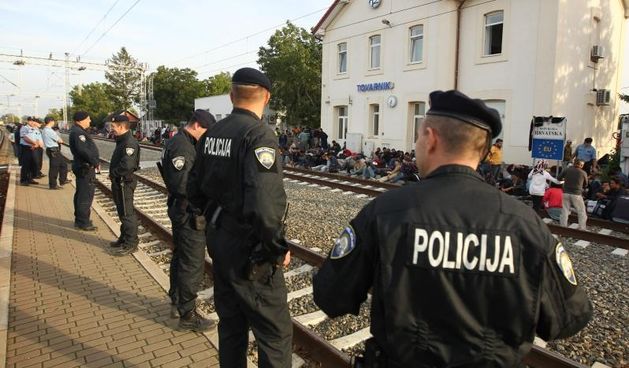 Tovarnik – Izbjeglice su nocas preplavile Tovarnik. Policija je pustila ljude na zeljeznicu stanicu u Tovarniku gdje cekaju vlak od kuda bi trebali krenuti prema Zagrebu. Oko 5000 izbjeglica noces je ilegalno uslo u RH te je Hrvatska postala ruta prema za