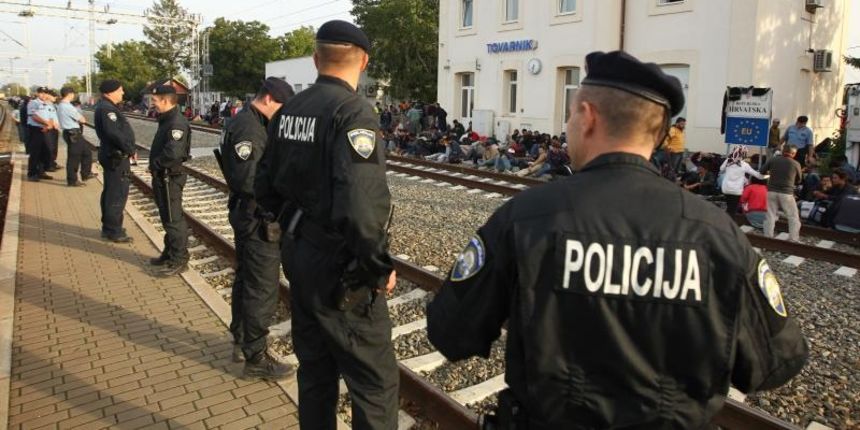 Tovarnik – Izbjeglice su nocas preplavile Tovarnik. Policija je pustila ljude na zeljeznicu stanicu u Tovarniku gdje cekaju vlak od kuda bi trebali krenuti prema Zagrebu. Oko 5000 izbjeglica noces je ilegalno uslo u RH te je Hrvatska postala ruta prema za Tovarnik – Izbjeglice su nocas preplavile Tovarnik. Policija je pustila ljude na zeljeznicu stanicu u Tovarniku gdje cekaju vlak od kuda bi trebali krenuti prema Zagrebu. Oko 5000 izbjeglica noces je ilegalno uslo u RH te je Hrvatska postala ruta prema za