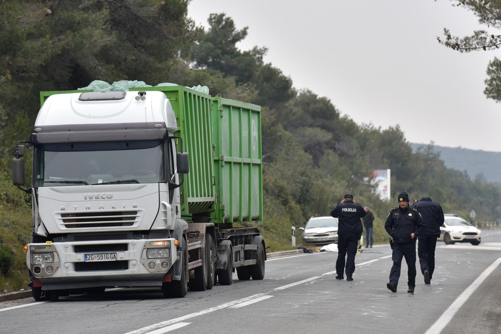 Tustica: U naletu kamiona poginuo pješak
