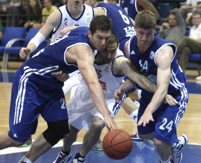 Zagreb, 040512.
KC Drazen Petrovic.
Kosarkaska utakmica Liga za prvaka ( prvenstvo Hrvatske ) 12.kolo Cibona – Zadar.
Na slici: Ante Krapic 20, Hrvoje Kovacevic 55, Karlo Vragovic 24.
Foto: Nenad Dugi / CROPIX Zagreb, 040512.
KC Drazen Petrovic.
Kosarkaska utakmica Liga za prvaka ( prvenstvo Hrvatske ) 12.kolo Cibona – Zadar.
Na slici: Ante Krapic 20, Hrvoje Kovacevic 55, Karlo Vragovic 24.
Foto: Nenad Dugi / CROPIX