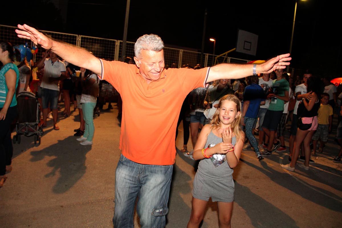 Na Stanovima se Kraljica mira slavi već preko 20 godina, a sinoćnjim misnim slavljem, procesijom i kasnije koncertom na školskom igralištu Stanarci su proslavili još jednu feštu. Koncert su održali grupa Dalmatico i Ivica Sikirić Ićo, foto: I. Perinčić Na Stanovima se Kraljica mira slavi već preko 20 godina, a sinoćnjim misnim slavljem, procesijom i kasnije koncertom na školskom igralištu Stanarci su proslavili još jednu feštu. Koncert su održali grupa Dalmatico i Ivica Sikirić Ićo, foto: I. Perinčić