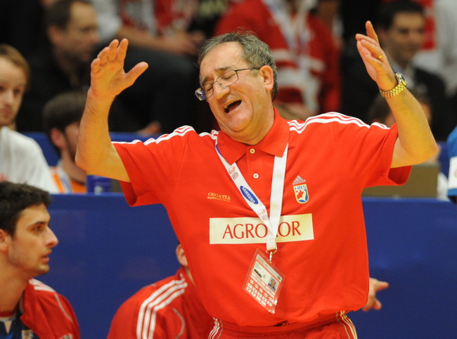 Bec, 300110.
Austrija je domacin EURO 2010 u rukometu od 19-31 01.10. U Becu se igraju utakmice poufinala i finala. Polufinale su izborile reprezentacije Islanda, Francuske, Poljske i Hrvatske.
Polufinale, susret ekipa Hrvatska – Poljske.
Na slici: Lino Bec, 300110.
Austrija je domacin EURO 2010 u rukometu od 19-31 01.10. U Becu se igraju utakmice poufinala i finala. Polufinale su izborile reprezentacije Islanda, Francuske, Poljske i Hrvatske.
Polufinale, susret ekipa Hrvatska – Poljske.
Na slici: Lino