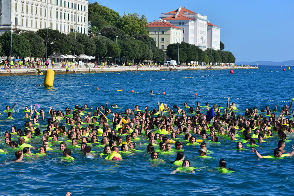 10. dm Millennium Jump na zadarskoj rivi – 3 tisuće skakača poslalo prekrasnu priču u svijet 10. dm Millennium Jump na zadarskoj rivi – 3 tisuće skakača poslalo prekrasnu priču u svijet
