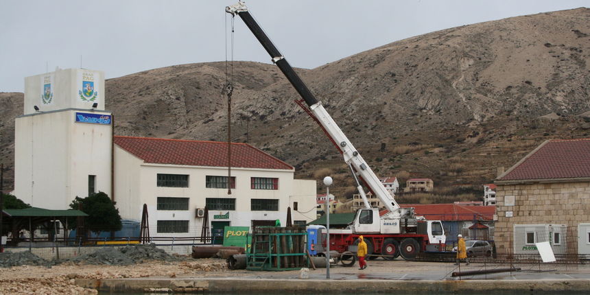 Pag: Obnova starog mosta (foto: J.Portada) Pag: Obnova starog mosta (foto: J.Portada)