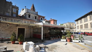 Zadar, 170413.
Zbog manjih financijskih nepravilnosti, popularni restoran Pet bunara koji se nalazi blizu istoimenog trga, odlukom porezne uprave (Ministarstvo financija) je zatvoren na pet dana i kaznjen s novcanom kaznom od 18 000 kn.
Na fotografiji: za Zadar, 170413.
Zbog manjih financijskih nepravilnosti, popularni restoran Pet bunara koji se nalazi blizu istoimenog trga, odlukom porezne uprave (Ministarstvo financija) je zatvoren na pet dana i kaznjen s novcanom kaznom od 18 000 kn.
Na fotografiji: za