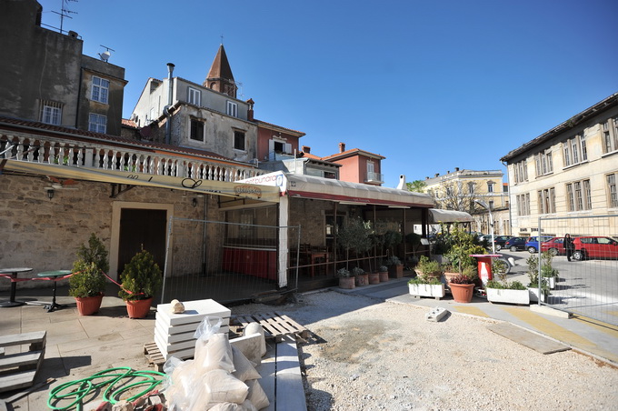 Zadar, 170413.
Zbog manjih financijskih nepravilnosti, popularni restoran Pet bunara koji se nalazi blizu istoimenog trga, odlukom porezne uprave (Ministarstvo financija) je zatvoren na pet dana i kaznjen s novcanom kaznom od 18 000 kn.
Na fotografiji: za Zadar, 170413.
Zbog manjih financijskih nepravilnosti, popularni restoran Pet bunara koji se nalazi blizu istoimenog trga, odlukom porezne uprave (Ministarstvo financija) je zatvoren na pet dana i kaznjen s novcanom kaznom od 18 000 kn.
Na fotografiji: za