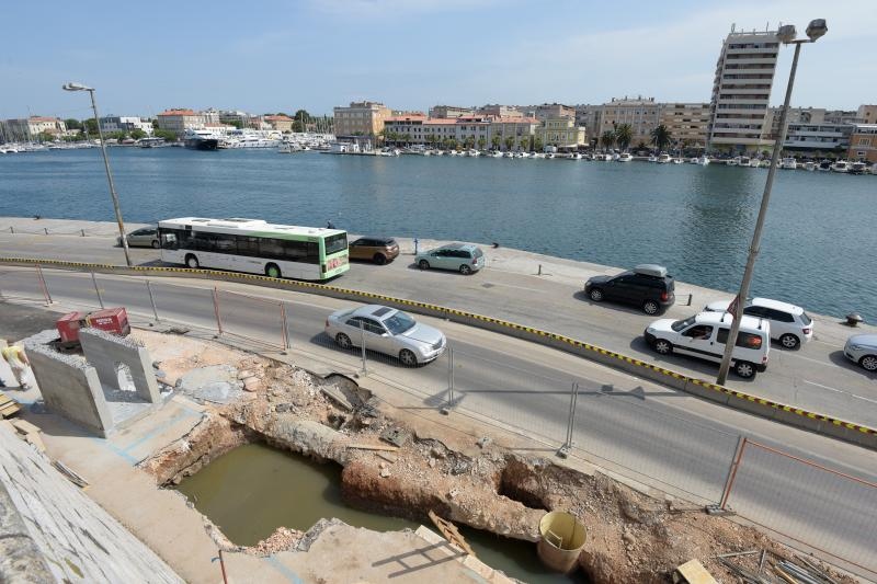 Iako se priblizava pocetak turisticke sezone, stara gradska jezgra pretvorena je u veliko gradiliste. Photo: Dino Stanin/PIXSELL Autor Dino Stanin/PIXSELL Ključne riječi bager, turisticka sezona, skele, raskopano, cesta, radovi, Iako se priblizava pocetak turisticke sezone, stara gradska jezgra pretvorena je u veliko gradiliste. Photo: Dino Stanin/PIXSELL Autor Dino Stanin/PIXSELL Ključne riječi bager, turisticka sezona, skele, raskopano, cesta, radovi,