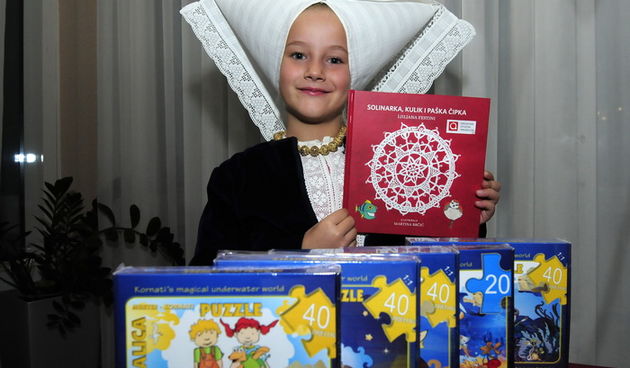 Vodice, 031111.
Hotel Olimpiya.
Dodjela oznake “Hrvatski otocni proizvod” proizvodjacima sa otoka koju dodjeljuje Ministarstvo mora, prometa i infrastrukture.
Na slici: djevojcica sa otoka Paga.
Foto: Niksa Stipanicev / CROPIX