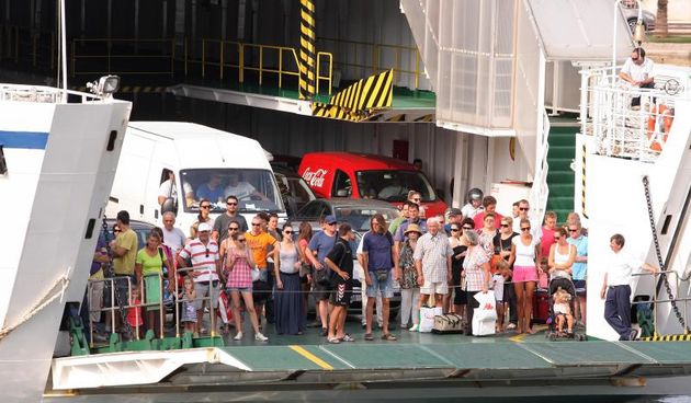 Zadar – Guzve na trajektnom pristanistu ne jenjavaju cijeli dan. Photo: Dino Stanin/PIXSELL Autor  Dino Stanin/PIXSELL KLJUČNE RIJEČI  turisticka sezona, Jadrolinija, guzve, trajekt, turizam, guzva, ljeto, turisti