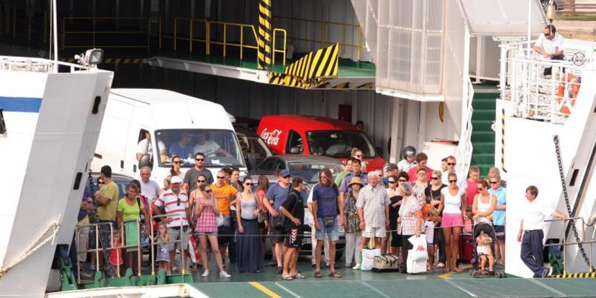 Zadar – Guzve na trajektnom pristanistu ne jenjavaju cijeli dan. Photo: Dino Stanin/PIXSELL Autor  Dino Stanin/PIXSELL KLJUČNE RIJEČI  turisticka sezona, Jadrolinija, guzve, trajekt, turizam, guzva, ljeto, turisti