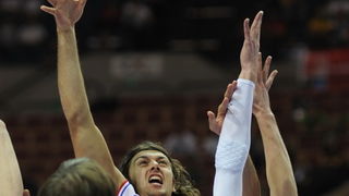 Katowice, 190909.
Dvorana Sport Arena Spodek.
Europsko prvenstvo u kosarci u Poljskoj, razigravanje izmedju Rusije i Hrvatske za odlazak na Svjetsko prvenstvo u Turskoj slijedece godine.
Na slici: Kresimir Loncar i Vorontsevich.
Foto: Drago Sopta  / CROPI