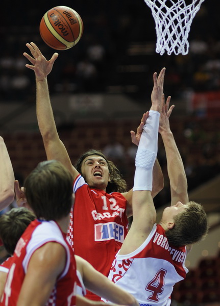Katowice, 190909.
Dvorana Sport Arena Spodek.
Europsko prvenstvo u kosarci u Poljskoj, razigravanje izmedju Rusije i Hrvatske za odlazak na Svjetsko prvenstvo u Turskoj slijedece godine.
Na slici: Kresimir Loncar i Vorontsevich.
Foto: Drago Sopta  / CROPI