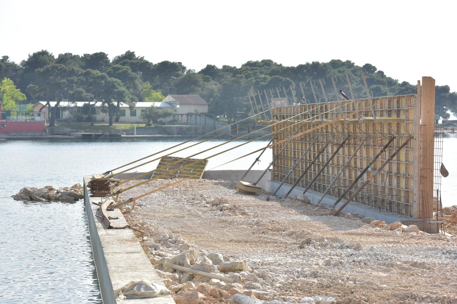 Vandali napravili veliku štetu na gradilištu obalnog zida u Petrčanima