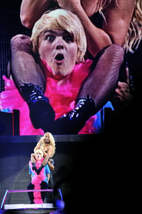 Zagreb, 011011.
Arena Zagreb.
Koncert americke pop zvijezde Britney Spears u Areni Zagreb u sklopu njezine turneje Femme Fatale.
Foto: Boris Kovacev / CROPIX Zagreb, 011011.
Arena Zagreb.
Koncert americke pop zvijezde Britney Spears u Areni Zagreb u sklopu njezine turneje Femme Fatale.
Foto: Boris Kovacev / CROPIX