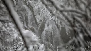 Zimska idila na snijegom prekrivenim Plitvičkim jezerima Zimska idila na snijegom prekrivenim Plitvičkim jezerima