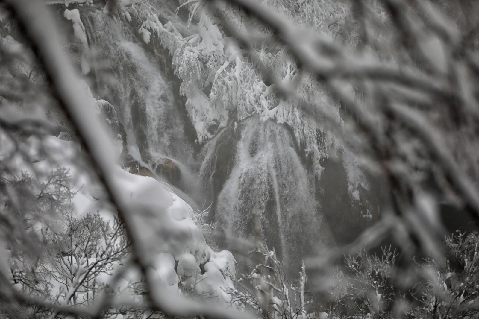 Zimska idila na snijegom prekrivenim Plitvičkim jezerima Zimska idila na snijegom prekrivenim Plitvičkim jezerima