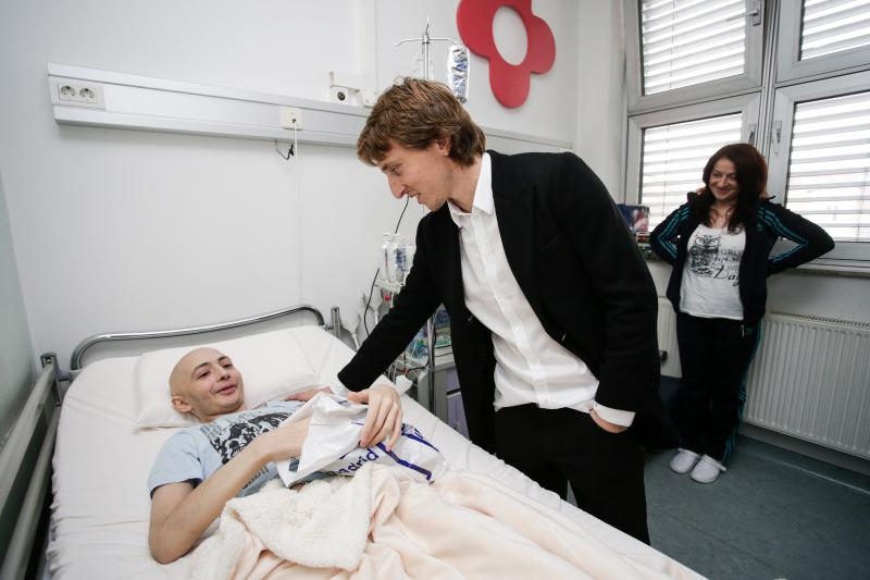 Luki Modriću u dječjoj bolnici u Klaićevoj uručena nagrada nogometaša godine, Photo: Petar Glebov/PIXSELL Luki Modriću u dječjoj bolnici u Klaićevoj uručena nagrada nogometaša godine, Photo: Petar Glebov/PIXSELL
