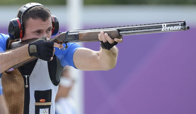 London, 060812.
Hrvatski strijelci Anton Glasnovic i Giovanni Cernogoraz u finalu trapa tijekom Olimpijskih Igara u Londonu.
Na fotografiji: Giovanni Cernogoraz osvojio je zlato.
Foto: Drago Sopta / CROPIX