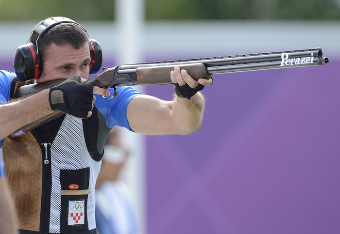 London, 060812.
Hrvatski strijelci Anton Glasnovic i Giovanni Cernogoraz u finalu trapa tijekom Olimpijskih Igara u Londonu.
Na fotografiji: Giovanni Cernogoraz osvojio je zlato.
Foto: Drago Sopta / CROPIX