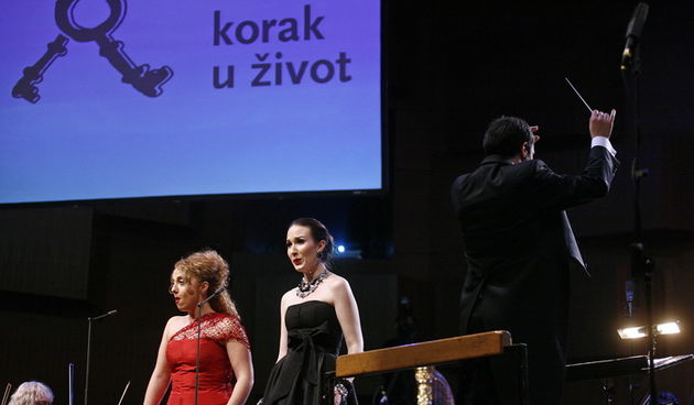 Zagreb, 141210.
Leo Nucci i Zagrebacka filharmonija odrzali su veliki koncert u KD Vatroslava Lisinskog u sklopu humanitarne akcije “Korak u zivot”. 
Cilj akcije je stipendiranje visokog obrazovanja mladih ljudi koji izlaze iz domova za nezbrinutu djecu.