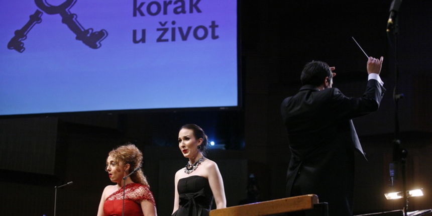 Zagreb, 141210.
Leo Nucci i Zagrebacka filharmonija odrzali su veliki koncert u KD Vatroslava Lisinskog u sklopu humanitarne akcije “Korak u zivot”. 
Cilj akcije je stipendiranje visokog obrazovanja mladih ljudi koji izlaze iz domova za nezbrinutu djecu.