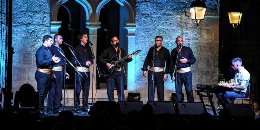 Izvrstan koncert klape Contra u Pagu