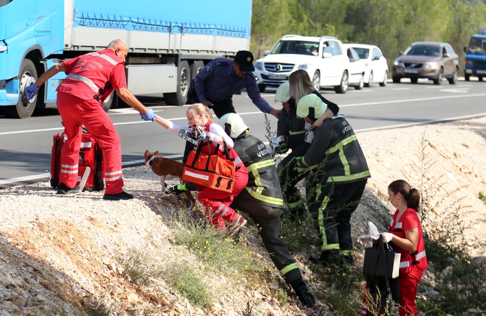 Dvoje ozlijeđenih u sudaru dva automobila na vodičkoj obilaznici, intervenirali i vatrogasci Dvoje ozlijeđenih u sudaru dva automobila na vodičkoj obilaznici, intervenirali i vatrogasci