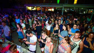 U povodu 4. rođendana Boutique hostela Forum, “najpristojniji mogući” riječki Let 3 održao je fenomenalan koncert na antičkom Forumu