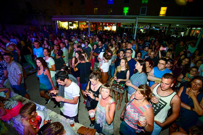 U povodu 4. rođendana Boutique hostela Forum, “najpristojniji mogući” riječki Let 3 održao je fenomenalan koncert na antičkom Forumu