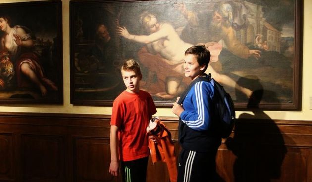 Pilot projekt posjeta osnovnih skola Vukovaru i memorijalnom centru. Ucenici su obisli dvorac Eltz i bolnicu. Photo: Marko Mrkonjic/PIXSELL