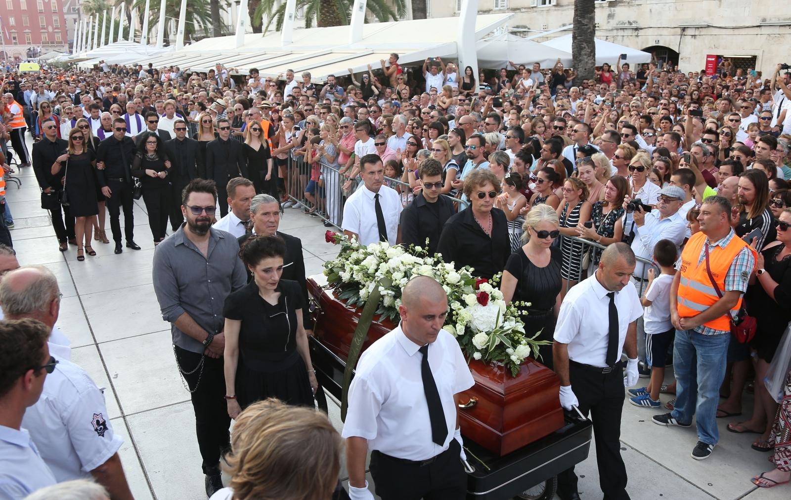 Split dostojanstveno na posljednju plovidbu ispratio legendu Olivera Dragojevića