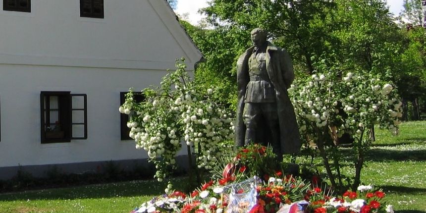 Titov spomenik – Kumrovec (Foto: wikimedia.com) Titov spomenik – Kumrovec (Foto: wikimedia.com)