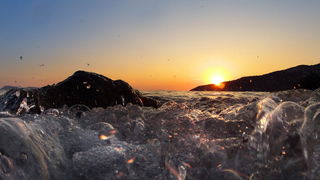 Vis 210812.
Otok Vis jedan je od najudaljenijih hrvatskih otoka koji broji nesto manje od 3 i pol tisuce stanovnika.No u vrijeme turisticke sezone otok postaje omiljena destinacija turistima od kojih je tradicionalno u kolovozu najvise Talijana.Vis ima bo