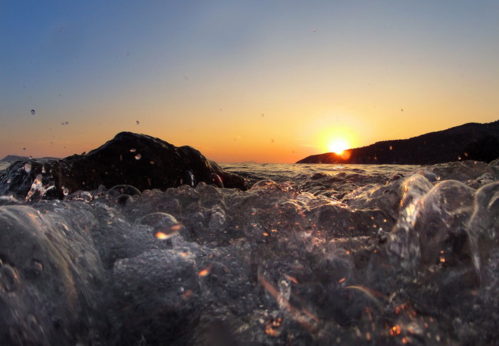 Vis 210812.
Otok Vis jedan je od najudaljenijih hrvatskih otoka koji broji nesto manje od 3 i pol tisuce stanovnika.No u vrijeme turisticke sezone otok postaje omiljena destinacija turistima od kojih je tradicionalno u kolovozu najvise Talijana.Vis ima bo