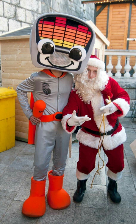 Božićnica na Novom: Radiolino, Djed božićnjak i ekipa Novog radija darivala sugrađane. Foto: Jurica Gašpar