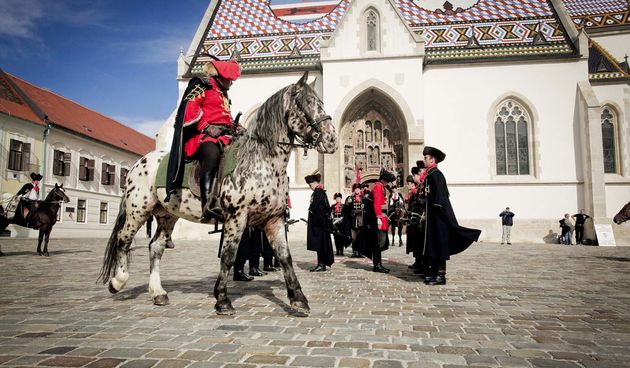 Počasna satnija Kravat pukovnije obilježava Dan pobjede  i domovinske zahvalnosti i predvodi mimohod povijesnih postrojbi uoči 302. Sinjske alke