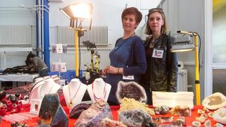 U Domu sportova odrzava se 18. Medjunarodni sajam dragog i poludragog kamenja – Mineral Expo Zagreb. Kao i svake godine razni medjunarodni izlagaci ponudili su posjetiteljima nakit i ukrasne predmete od dragog i poludragog kamenja, bisera i koralja, te ne U Domu sportova odrzava se 18. Medjunarodni sajam dragog i poludragog kamenja – Mineral Expo Zagreb. Kao i svake godine razni medjunarodni izlagaci ponudili su posjetiteljima nakit i ukrasne predmete od dragog i poludragog kamenja, bisera i koralja, te ne