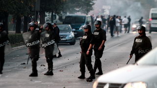 Sarajevo, 061011. 
Navijacki neredi oko i na stadionu Grbavica sat vremena prije prijateljske utakmice izmedju Zeljeznicara i Hajduka. 
Navijaci Hajduka (navodno iz BIH) usli su na juznu tribinu unistavajuci koreografiju domacih navijaca. 
Nakon masovne t