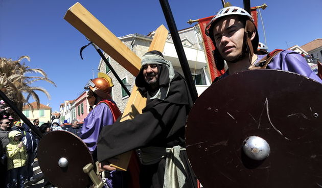 Vodice, 090412.
12. festival Zudija – cuvara kristova groba okupio je 30 skupina iz zupa citave Hrvatske na Vodickoj rivi.
Foto: Niksa Stipanicev / CROPIX