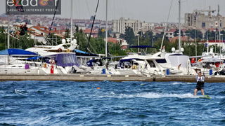 Guštanje surfera u jakom jugu Guštanje surfera u jakom jugu