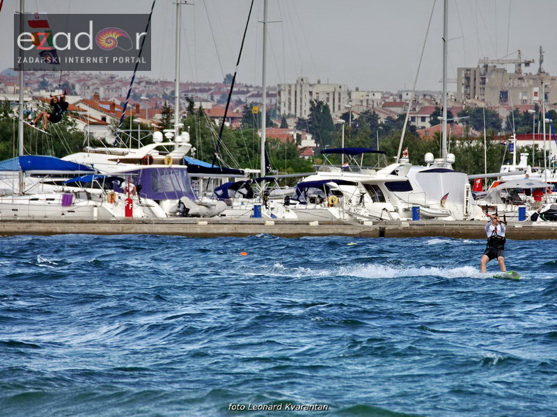 Guštanje surfera u jakom jugu Guštanje surfera u jakom jugu
