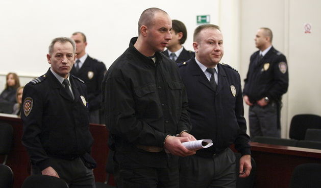 Zagreb, 030210.
Zupanijski sud.
Pocetak sudjenja prvooptuzenom Robertu Matanicu i drugima za ubojstvo Ive Pukanica i Nike Franjica.
Slobodan Djurovic, Robert Matanic,Luka Matanic, Amir Mafalani.
Na slici: Robert Matanic odlazi iz sudnice.
Foto: Pool / CRO