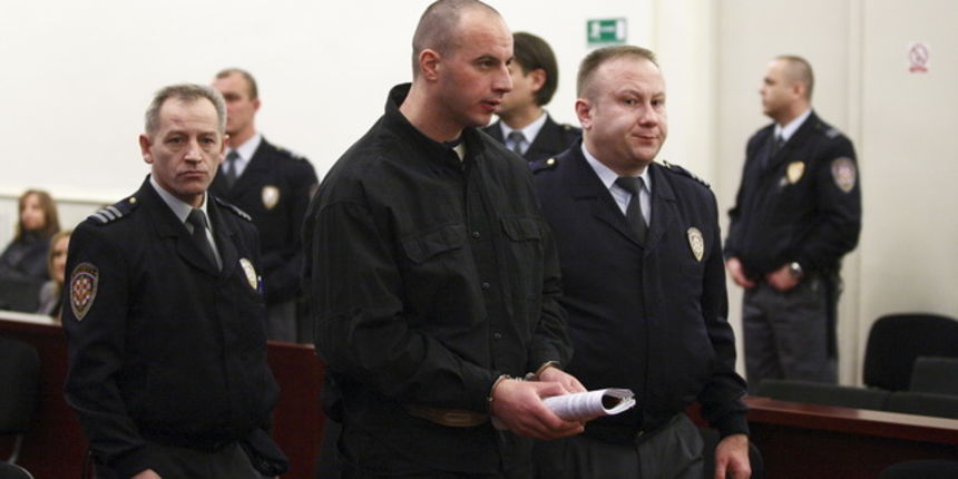 Zagreb, 030210.
Zupanijski sud.
Pocetak sudjenja prvooptuzenom Robertu Matanicu i drugima za ubojstvo Ive Pukanica i Nike Franjica.
Slobodan Djurovic, Robert Matanic,Luka Matanic, Amir Mafalani.
Na slici: Robert Matanic odlazi iz sudnice.
Foto: Pool / CRO