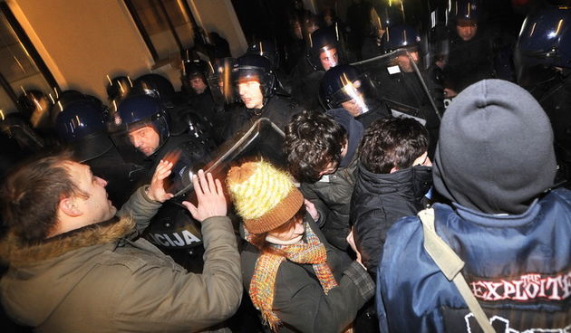 Zagreb, 240211.
Ponovni prosvjed protiv vlade Jadranke Kosor organiziran preko Facebooka pod vodstvom Ivana Pernara, clana “Saveza za promjene”, koja je krenula u 18 h sa Trga bana Jelacica prema Vladi, zaustavljena je u Kamenitoj ulici prije trga Sv. Mar