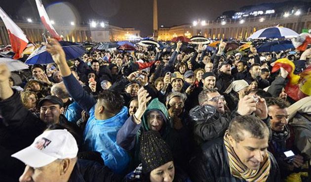 Oduševljenje na trgu Svetog Petra u Rimu, Foto: corriere.it