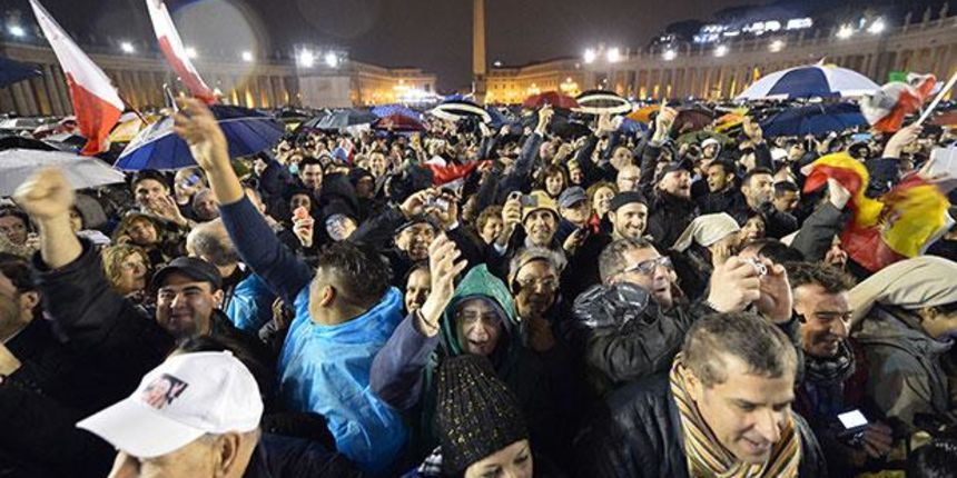 Oduševljenje na trgu Svetog Petra u Rimu, Foto: corriere.it Oduševljenje na trgu Svetog Petra u Rimu, Foto: corriere.it