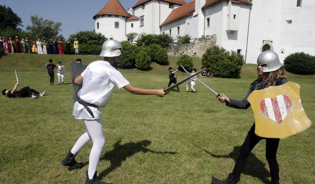 Varazdin, 060611.
Od 6. do 12. lipnja u Varazdinu se odrzavaju Povijesne svecanosti. U organizaciji putujuceg kazalista Orfej elektron, u tjedan dana odrzati ce se predstave za djecu i odrasle, prikazi zivota iz davnih doba, a svecanosti su otvorene vites