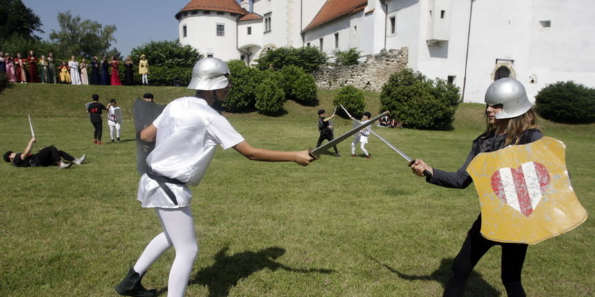 Varazdin, 060611.
Od 6. do 12. lipnja u Varazdinu se odrzavaju Povijesne svecanosti. U organizaciji putujuceg kazalista Orfej elektron, u tjedan dana odrzati ce se predstave za djecu i odrasle, prikazi zivota iz davnih doba, a svecanosti su otvorene vites Varazdin, 060611.
Od 6. do 12. lipnja u Varazdinu se odrzavaju Povijesne svecanosti. U organizaciji putujuceg kazalista Orfej elektron, u tjedan dana odrzati ce se predstave za djecu i odrasle, prikazi zivota iz davnih doba, a svecanosti su otvorene vites